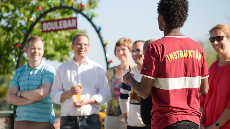 Boulebar korttidspermitterar samtliga anställda i Sverige