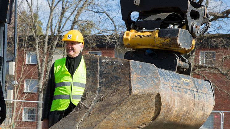 Östhammarshems vd Anders Erixon kikar på när en symbolisk första grop grävs. 