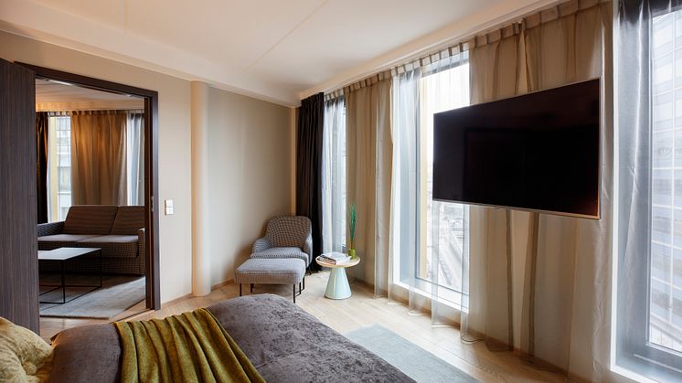 NO036-suite-bed-tv-sofa-chair-clarion-hotel-the-hub