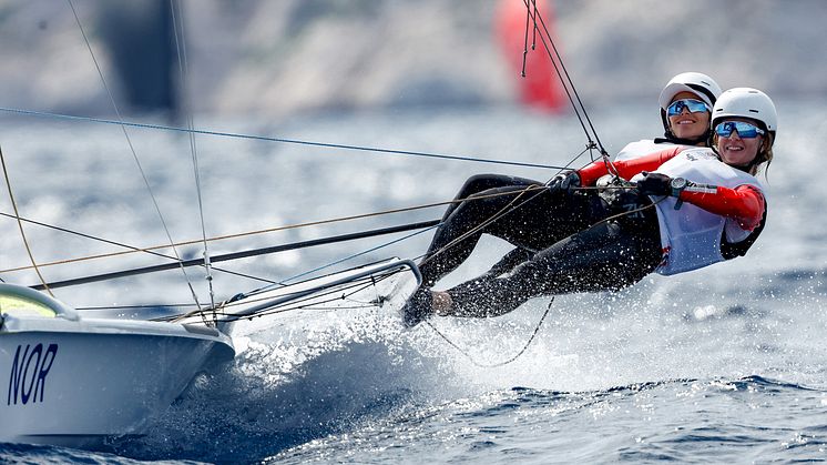 Helene Næss og Marie Rønningen avsluttet prøve-OL sterkt ved å vinne den avsluttende finaleseilasen. Sammenlagt ble de nummer 8. FOTO: Mark Lloyd/World Sailing