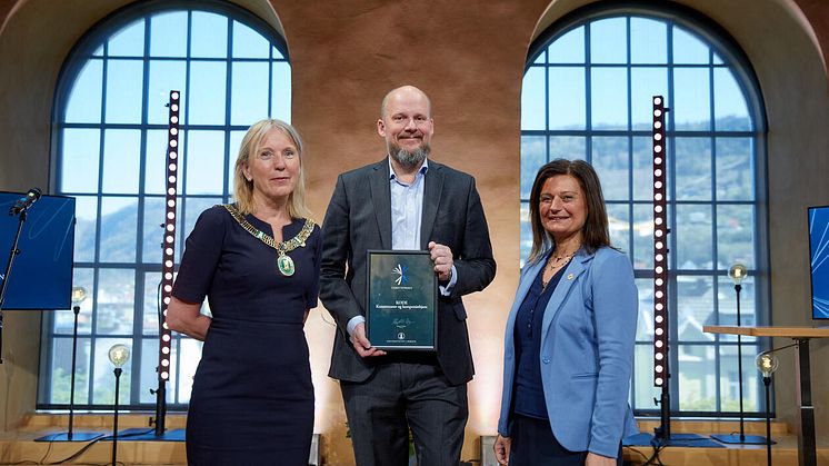 Fra venstre: Margareth Hagen, rektor ved UiB, Petter Snare, direktør ved KODE og Pinar Heggernes, prorektor ved UiB. Foto/ill.: Eivind Senneset