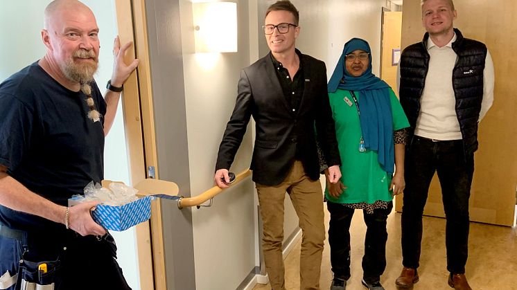 Bildtext: Mikael Borgemyr, Sanny Mattelin, Fardowsa Ali och Christian Andersson tillsammans med andra kollegor på Eidar jobbar nu för fullt med att ställa om lokaler till evakueringsboenden för Ukrainska flyktingar.