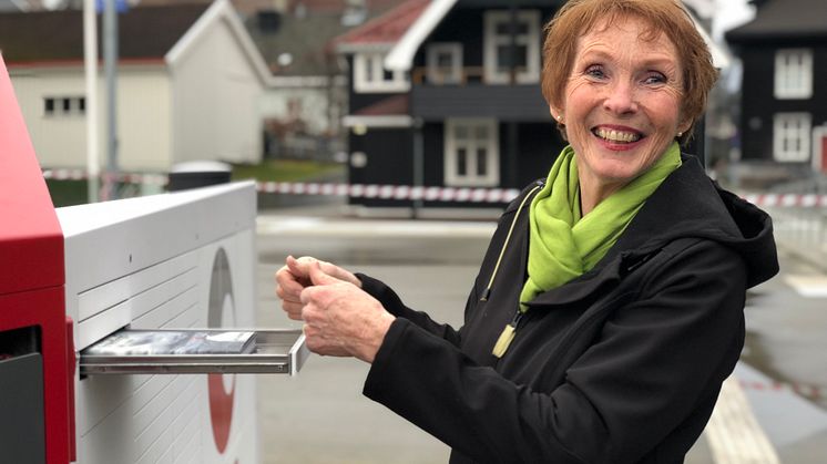 Ordfører Kari Anne Sand i Kongsberg får den første sendingen som er levert i byen.