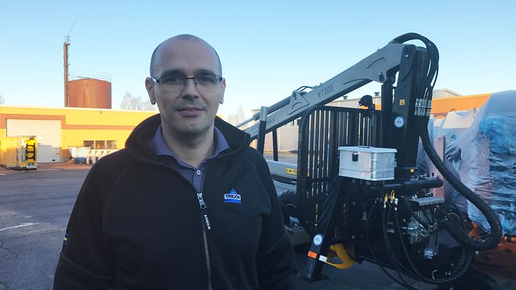Tomasz Kut framför nya vikkranen V7900 Trejon Multiforest.