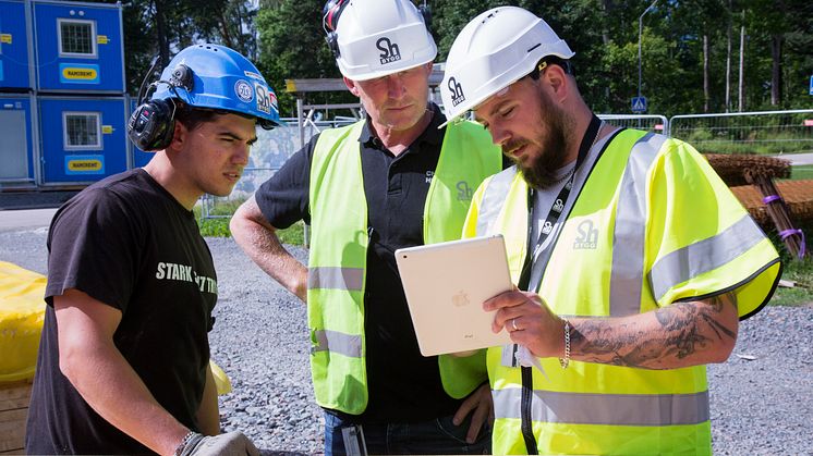 Patrik Bergman visar Christer Hjertstedt och Patrik Eronen hur man rapporterar via sin Ipad.