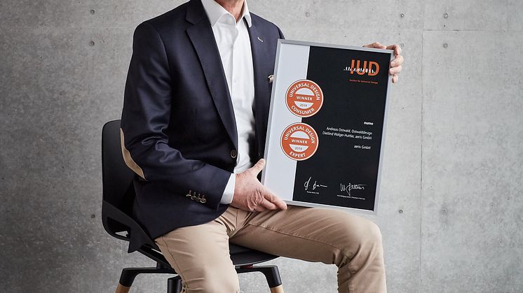aeris Geschäftsführer Josef Glöckl mit der Urkunde für die Doppelprämierung seines jüngsten Portfolio-Stars numo.