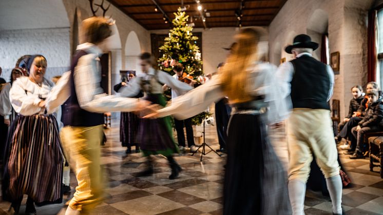 Dans runt granen på Jul på slottet