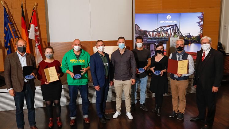 Wirtschaftsminister Jörg Steinbach (rechts) zeichnete heute Vertreter des Schlossgut Altlandsberg, der HIKANOE GmbH, der My Molo GmbH und vom Brauwerk Schwedt für ihre besonderen Ideen in Corona-Zeiten aus. Foto: TMB-Fotoarchiv/Yorck Maecke.