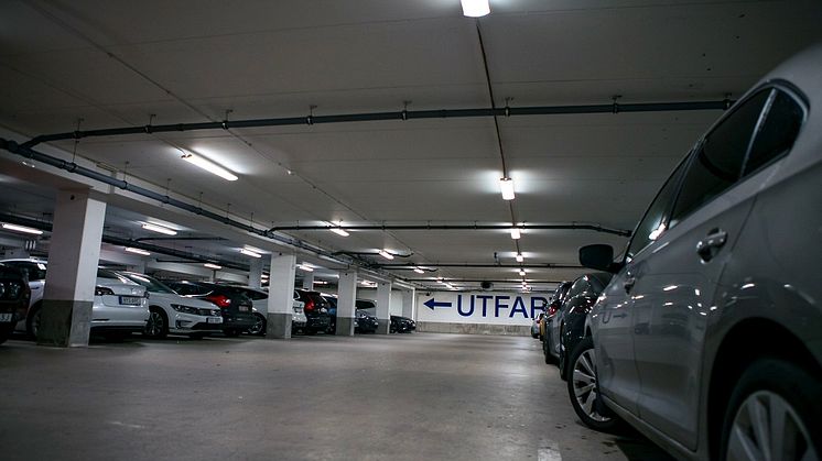 Armaturen Vektor Teknik BT lyser upp parkeringsgarage i Örebro.