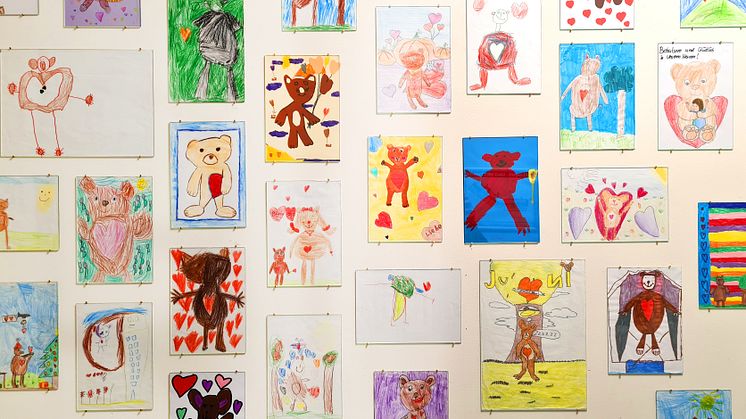 Bilderwand im Erweiterungsbau des Kinderhospizes Bärenherz Leipzig