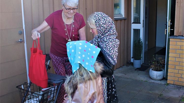 Monica Hjelm var en av de äldre som fick godsaker av systrarna Elicia och Annie Bergh.