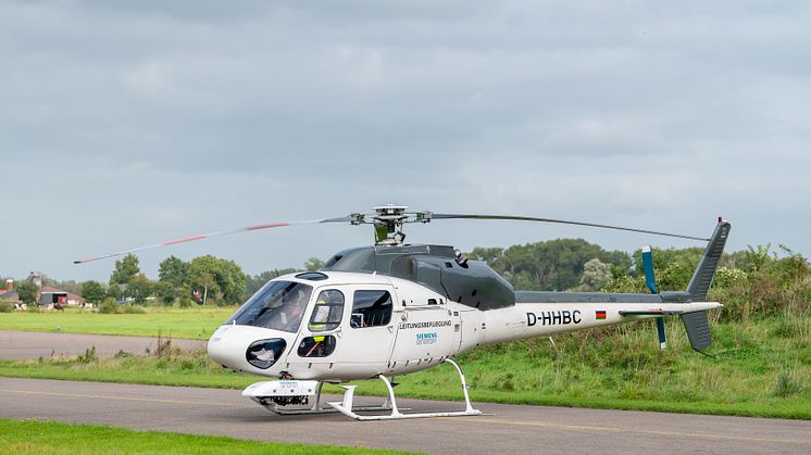 Am Helikopter sind Kameras und Sensoren montiert, mit denen SH Netz einen digitalen Zwilling ihrer Hochspannungsfreileitungen erstellt. © Siemens Energy