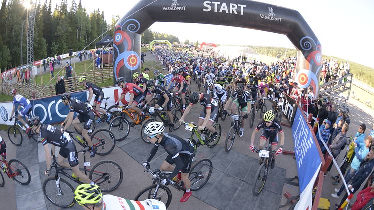 Elitledets start av Cykelvasan 90 i Berga by, Sälen 15 augusti 2015 kl 08.00