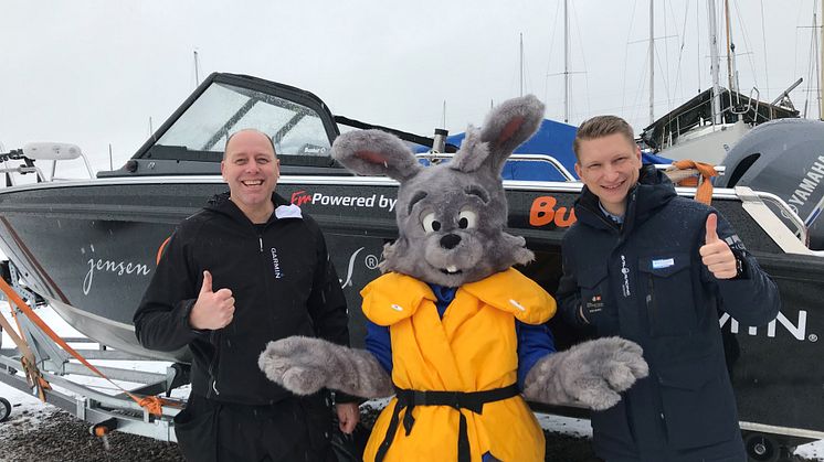 Edmund Jensen (t.v.) och Jacob Ryder (t.h.). Jensen & Englund arrangerar båtutställning med drive-in. Maskoten Hugo kommer också att vara på plats. 