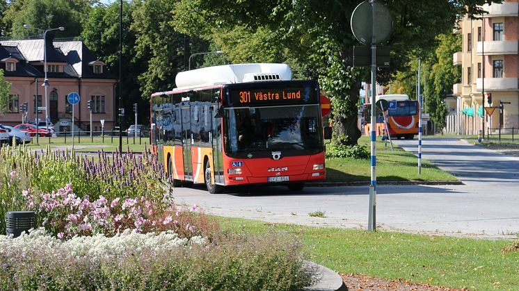 När bussen passerar en viss position skickar tjänsten en begäran av prioritet. Bussen får grönt ljus i korsningen.