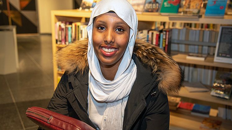 Leila Abukar Hassan är en av 18 ungdomar som har gått ledarskapsutbildning hos Svenska kyrkan i år. Något hon rekommenderar fler att göra.