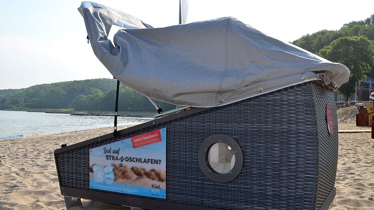 Das Verdeck ist verstellbar. Der Strandkorb abschließbar.