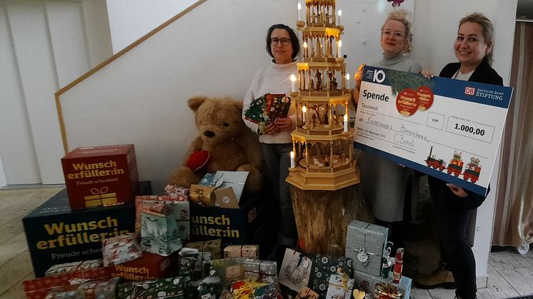 Kerstin Stadler vom Kinderhospiz, Josefine Menge und Raisa Kozlovskaya präsentieren stolz Geschenke und Spendenscheck