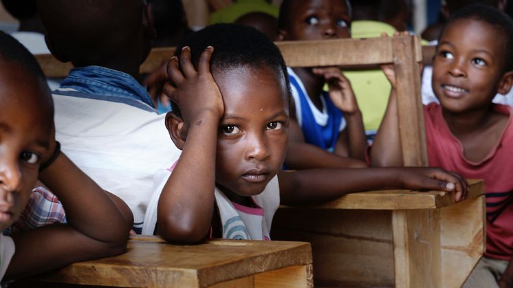 Skolan Loi Waisi i Uganda kommer att få el med hjälp av solceller från Öresundskraft. Barnen får också solcellsladdade lampor att ta med hem på kvällen för läxläsning och annat.