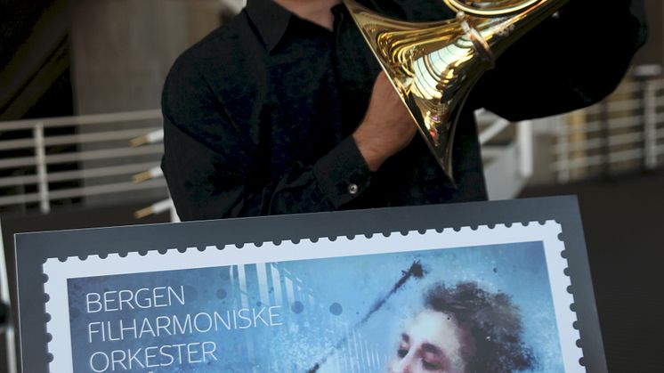 Bergen Filharmoniske orkester har 101 musikere fra mer enn 20 nasjoner. Danilo Kadovic spiller horn i orkesteret.