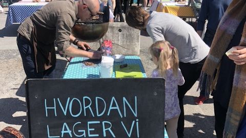 60 meter pølse, 100 kilo mel og 40 kilo poteter gikk ned på høykant på Geitmyra Kristiansand 