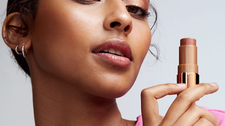 BeautyAct´s nya tillskott Radiant Cream Colour Sticks och Precision Cream Cheek Brush ger dig den naturliga sommar-looken