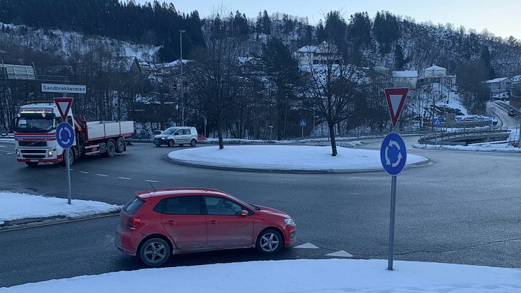 Høy fart, kveldsmørke og glatte veier gir krevende kjøreforhold for mange