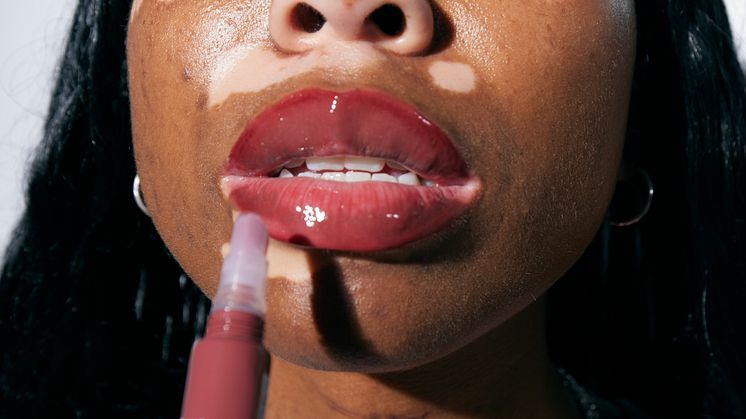 GloLipTre64_ColorfulEyeliner_model9