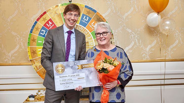 Miljonvinnaren Carina Wennman tillsammans med Kombispels VD Jonas Lindholm //Foto: Peter Knutson