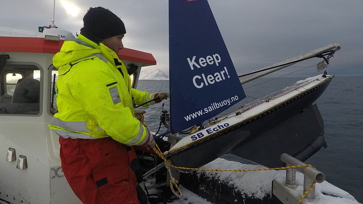 The sailbuoy was deployed and gathered up again with the vessel UNIS Polaris. (Photo: Marcos Porcires/UNIS).