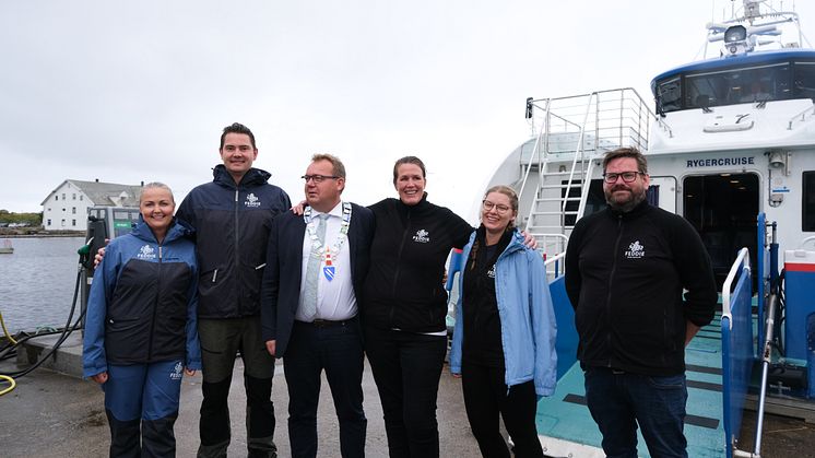 Den lille landsbyen i havet har opplevd stor vekst etter at Feddie Ocean Distillery startet opp i 2019. Nå starter Røde Fjord Cruise dagsturer til øyperlen, der man får smake på de prisbelønte lokale smakene. Foto: Therese Kristoffersen