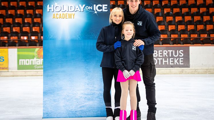 Hamburger Nachwuchstalent EstherVivienneHamer trainiert mit HOLIDAY ON ICE Gaststars Aljona Savchenko und Bruno Massot