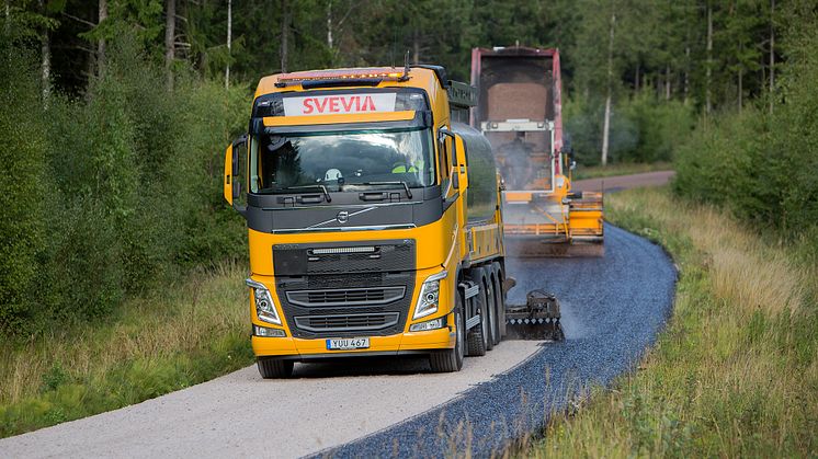 Svevia ska lägga tankbeläggning på 80 mil väg i sommar.  Vägar som får ny tankbeläggning finns i Norbotten, Västerbotten, Västernorrland, Dalarna, Jönköping och Gotland. Foto: Markus Marcetic.