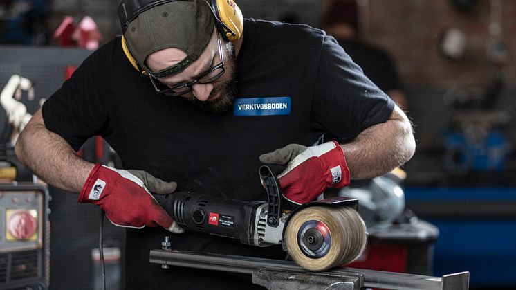 Slipa bort färg, rost och ojämnheter? Använd Verktygsbodens satineringsmaskin, från PELA Tools.