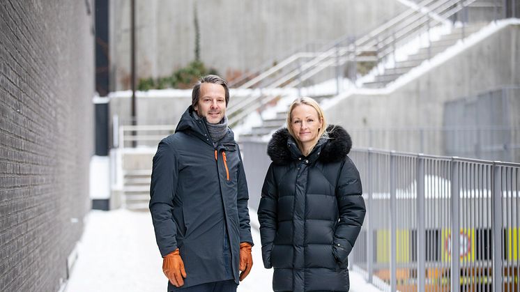 Økonomisjef Thomas Christiansen i OnePark ser frem til at selskapet skal flytte inn i et lyst og grønt bygg med sentral beliggenhet og god kollektivdekning. Her med utleiesjef Cecilie Landgraff Bruusgaard i Höegh Eiendom.  