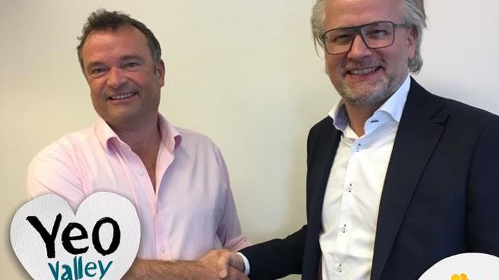 Tim Mead (links), Bio-Landwirt und Verwalter der Yeo Valley Group mit Peter Giørtz-Carlsen, Executive Vice President und Europa-Chef bei Arla Foods nach der Vertragsunterzeichnung.