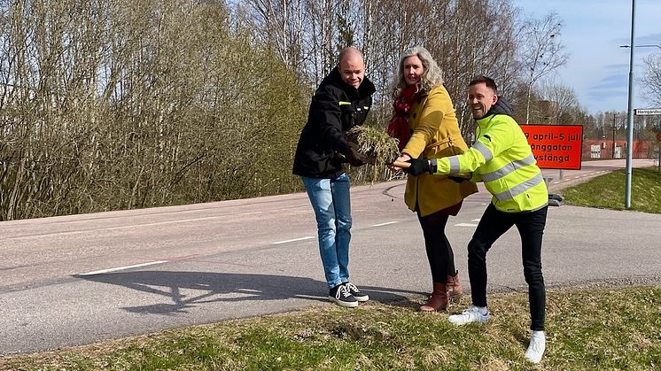 På bilden från vänster: Johan Törebrand, projektledare, Monika Bubholz (MP), ordförande teknik- och fastighetsnämnden, Johan Härdne, byggledare