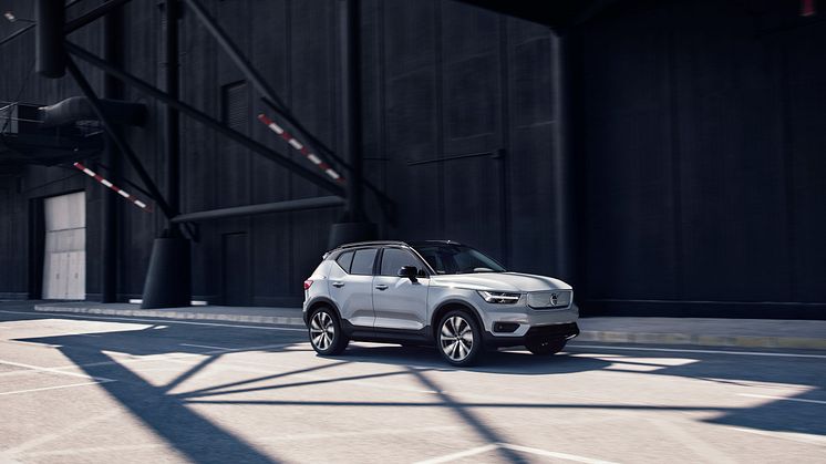 Volvo XC40 Recharge AWD in Glacier Silver
