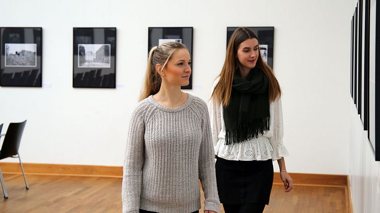 Besucherinnen in der Ausstellung "Reporter auf drei Rädern"