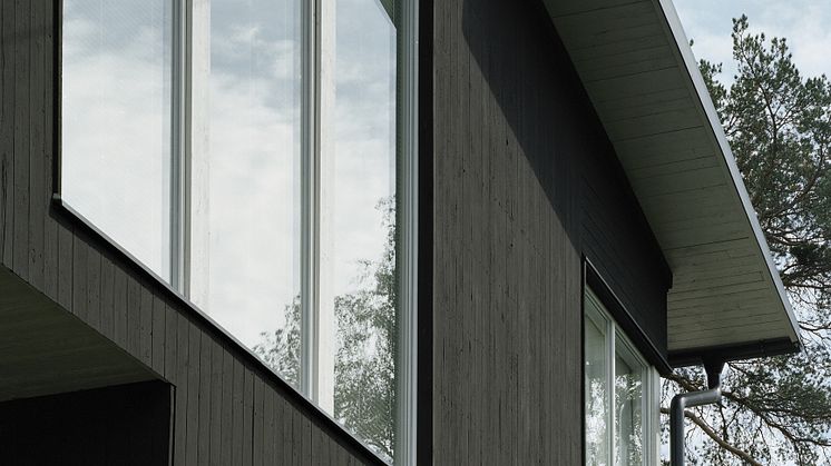 Alcro-fasad Svart-fönster Tonad vit.jpg