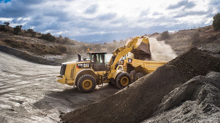 Cat 972M XE hybridhjullastare och Cat 730C dumper - tömmer skopa