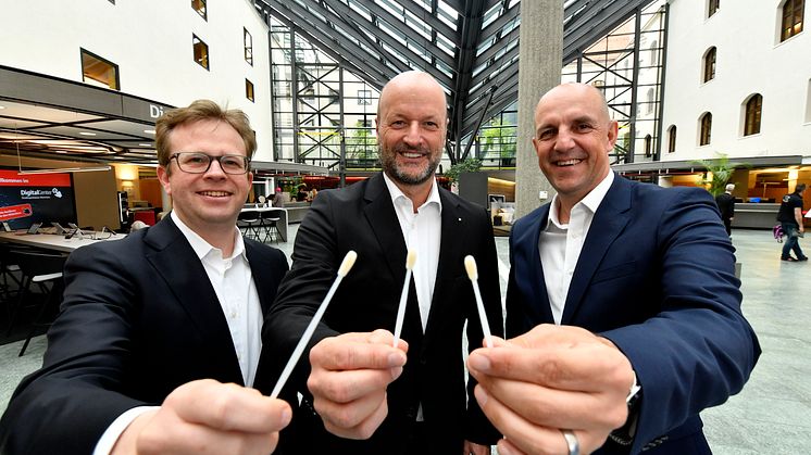 Der Vorstandsvorsitzende Ralf Fleischer (mitte), und seine seine Vorstandskollegen Dr. Bernd Hochberger (li.) und Stefan Hattenkofer (re.) rufen alle Mitarbeiter der Stadtsparkasse München auf, sich als Spender typisieren zu lassen.