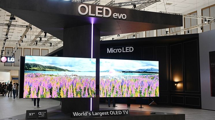 Maailman suurin OLED-television vastaanottaa vierailijat heti LG:n IFA-osaston alussa.