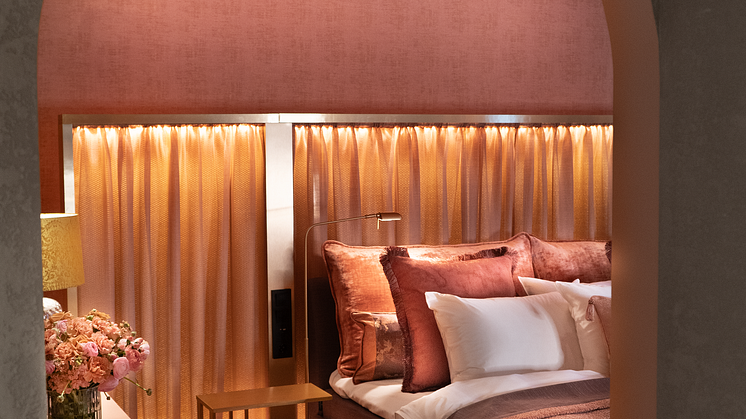 Bedroom_TheRoyalSuite_2.png
