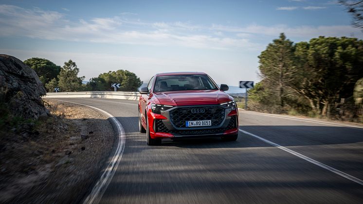 Audi RS Q8 performance (Chilirød metallak)
