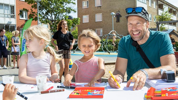 Alicia Lööf och Sonja Sjöholm från Karlshögs förskola tillsammans med konstnären Erik Vestman på invigningen av Sommarskuggan på Segevång. Fotograf: Gugge Zelander