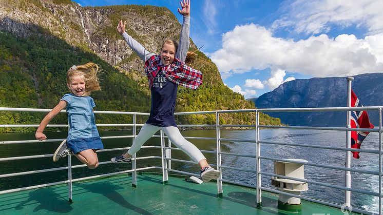 Flåm AS og The Fjords setter inn ekstra fartøy med større kapasitet for busser og biler mellom Flåm og Gudvangen.