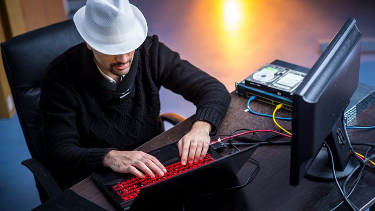 Bruk av datahacking i militære operasjoner er den siste av mange påminnelser om behovet for flere digitale sikkerhetseksperter både i Norge og globalt. Kritikken mot stillesittende gamere må bort og flere elever må stimuleres til å velge koding i sko