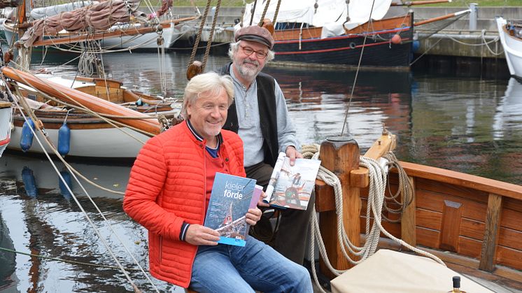 Uwe Wanger, GF Kiel-Marketing und Kapitän Andreas Köpke freuen sich über das Portrait des Seebären im neuen Urlaubsmagazin 