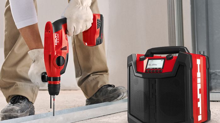 Hilti DAB+ Radio og lader på byggeplass med boring av metallprofiler